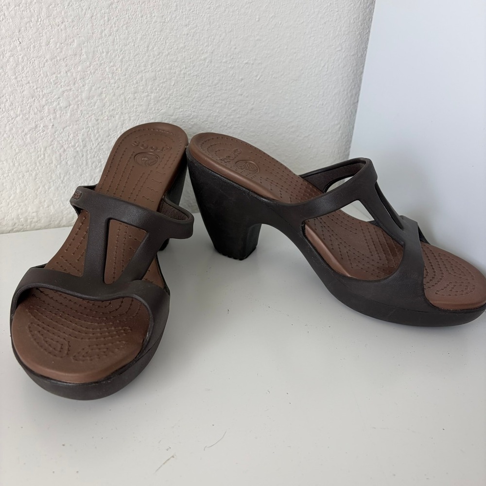 Crocs Cyprus Heel Sandals Womens 9 Brown T-Strap Block Heel Slides